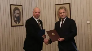 Рулетката се завъртя! Росен Желязков сам при Радев, върна празна папка и назова най-добрата дата за изборите БЛИЦ Live
