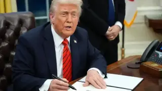 Тръмп: Страните, които търгуват с Иран, ще бъдат обложени с 25% мито