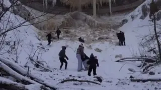 Кадри запечатаха как замръзнал водопад падна върху туристи