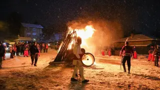 Сурва започва с вечерни огньове! Мечка ни гази за здраве