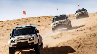 Defender Rally успешно достигна средата на рали Дакар 2026