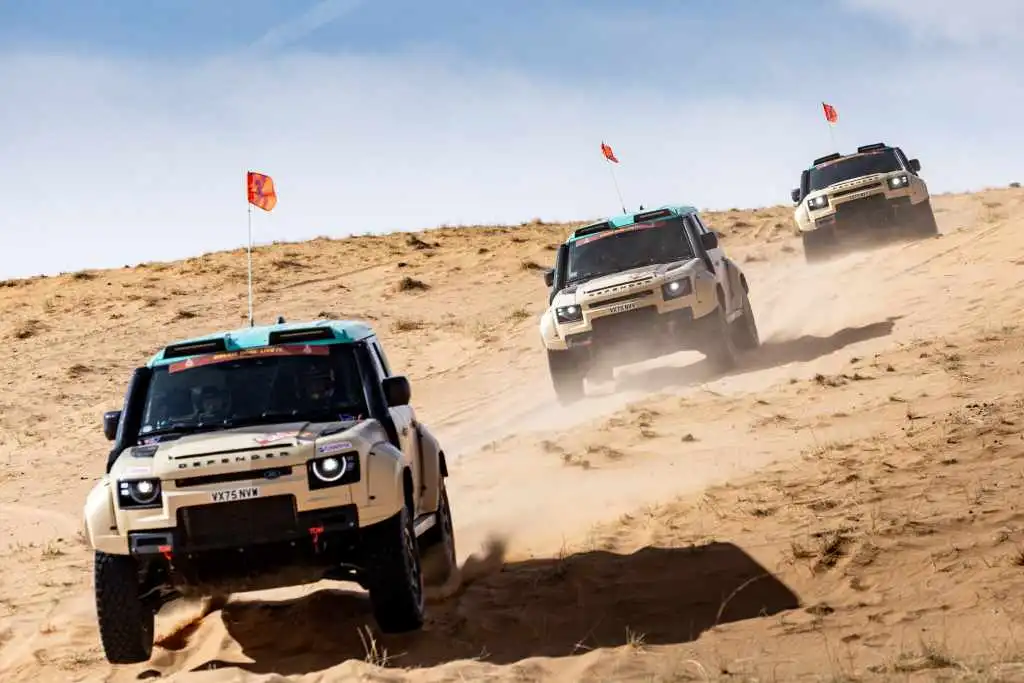 Defender Rally успешно достигна средата на рали Дакар 2026