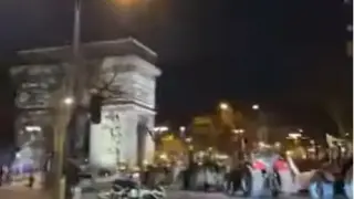 Трактори превзеха "Шанз-Елизе": фермери блокираха Париж заради сделка на ЕС