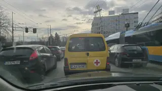 Хаос на кръстовището при Софийския университет, ето какво се случва Снимки