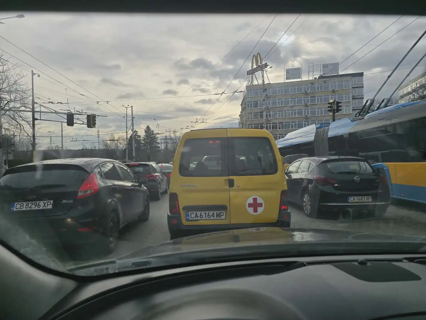 Хаос на кръстовището при Софийския университет, ето какво се случва Снимки