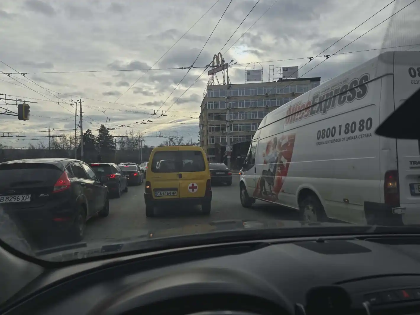 Хаос на кръстовището при Софийския университет, ето какво се случва Снимки