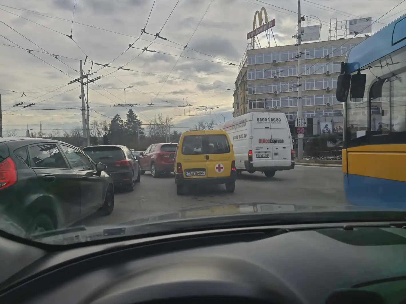 Хаос на кръстовището при Софийския университет, ето какво се случва Снимки