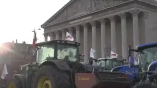 Напрежение: Трактори ръмжат из цял Париж