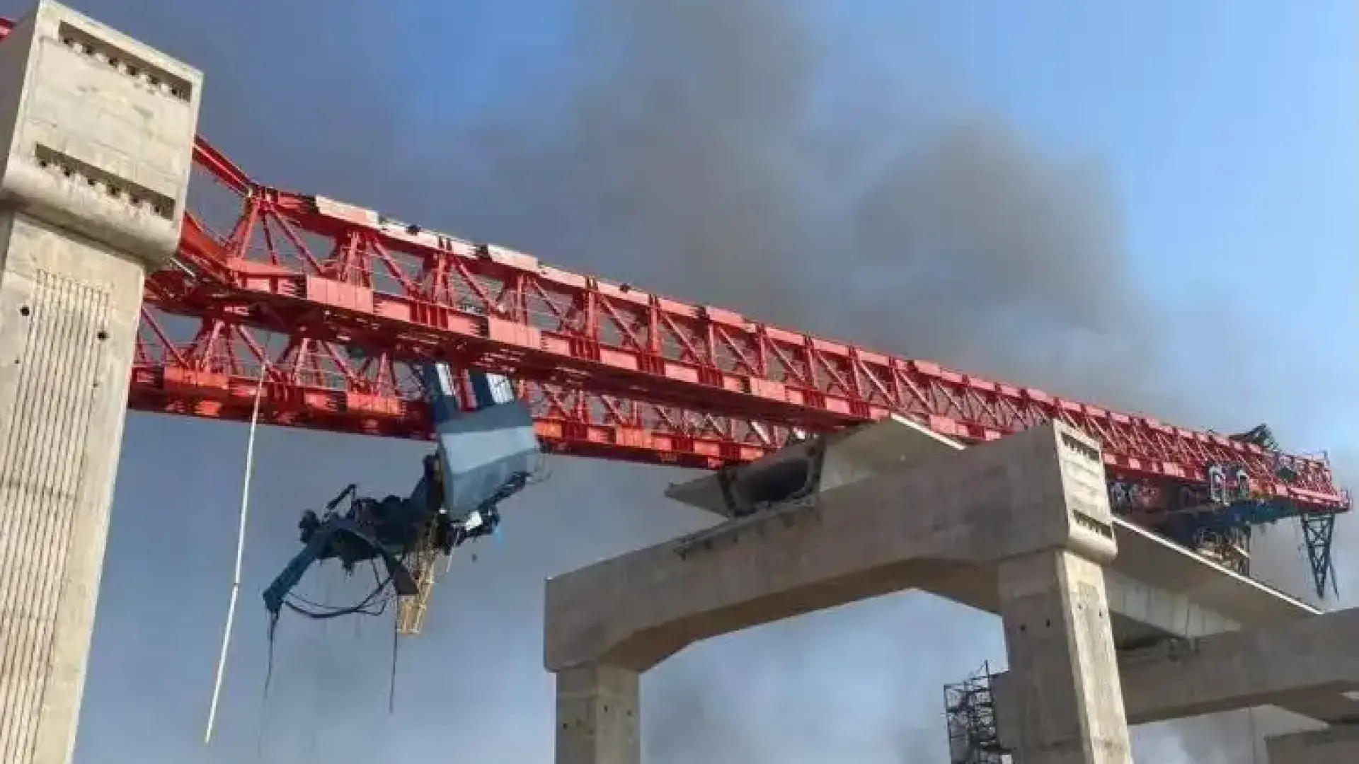 Неописуема трагедия: Кран се стовари върху влак и уби 22 души