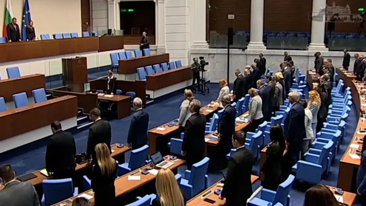 Депутатите запазиха минута мълчание в памет на Димитър Пенев