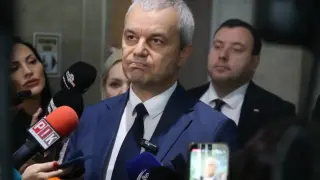 "Нагла сте! Тихо!":  Костадинов крещи на репортерка заради въпрос за портфейла му Снимки