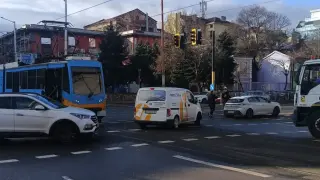 "Мина си през всички": Нов екшън с трамвай в София Снимки
