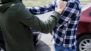 Мъж пробва да сваля жената на известен кримигерой в Петрич, разбиха му главата