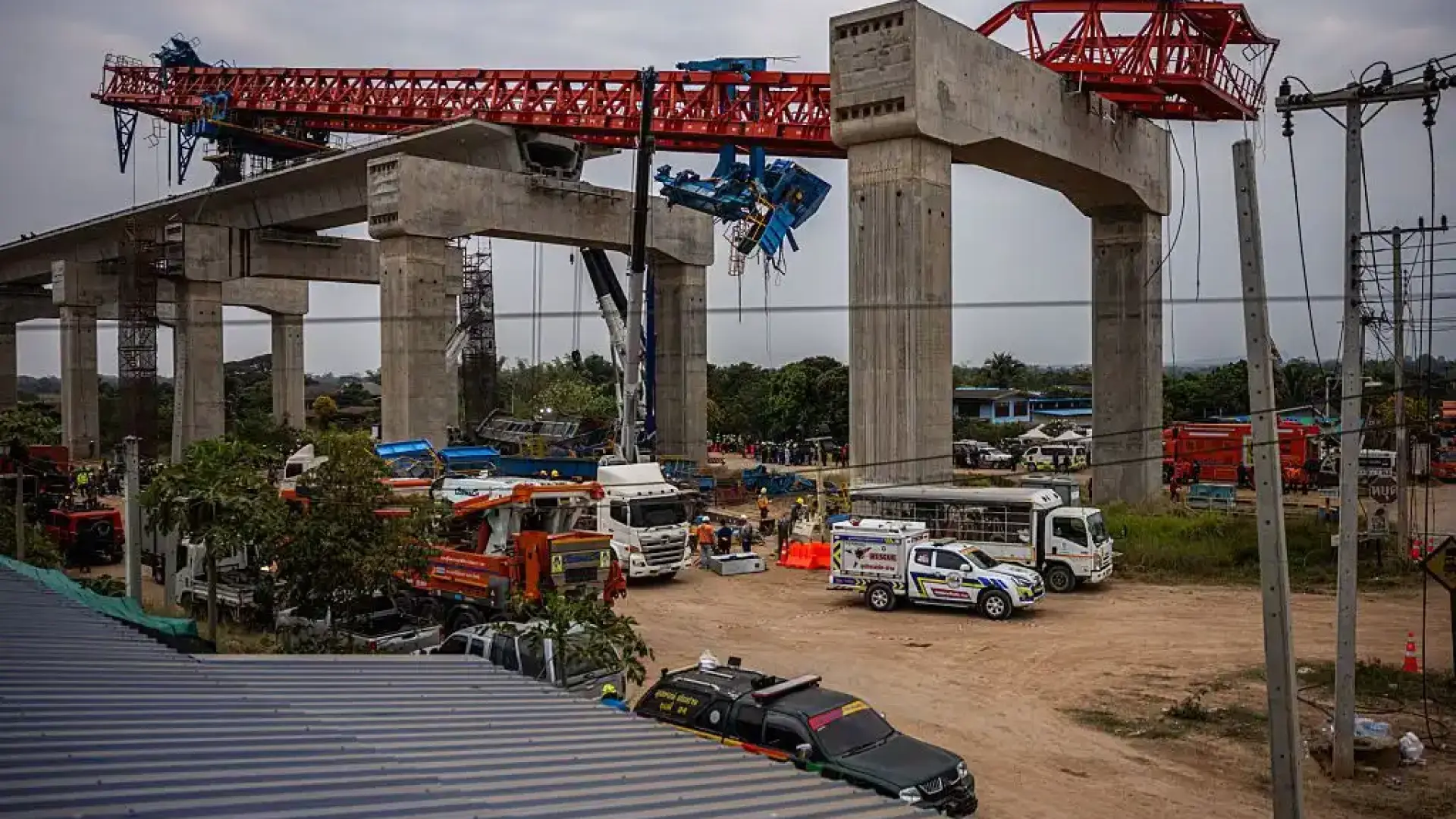 "Изхвърчах във въздуха!": Извадиха още трупове от премазания от кран влак Снимки