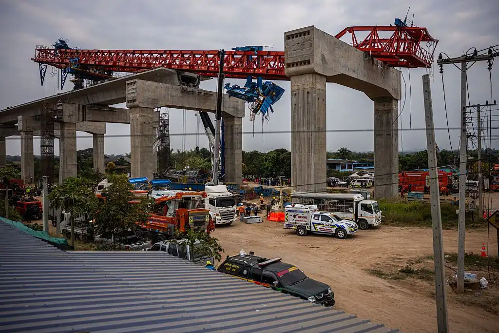 "Изхвърчах във въздуха!": Извадиха още трупове от премазания от кран влак Снимки