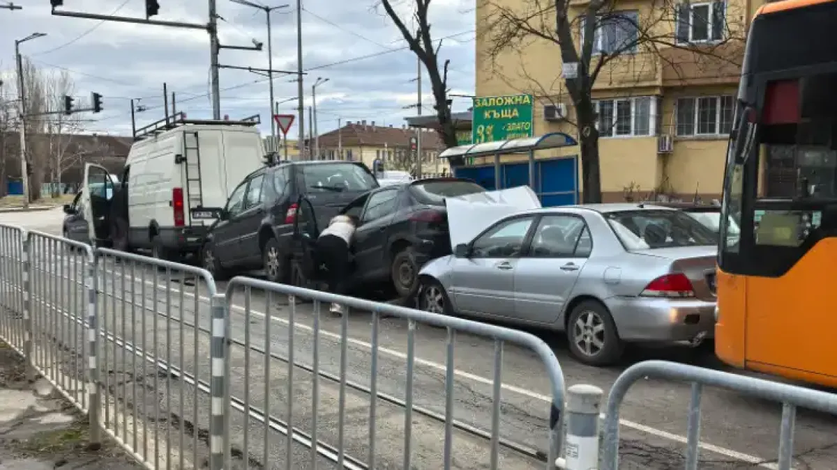 Такова нещо не се вижда всеки ден в София! "Влакче" от коли взриви мрежата Снимки
