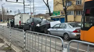 Такова нещо не се вижда всеки ден в София! "Влакче" от коли взриви мрежата Снимки