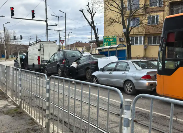 Такова нещо не се вижда всеки ден в София! "Влакче" от коли взриви мрежата Снимки