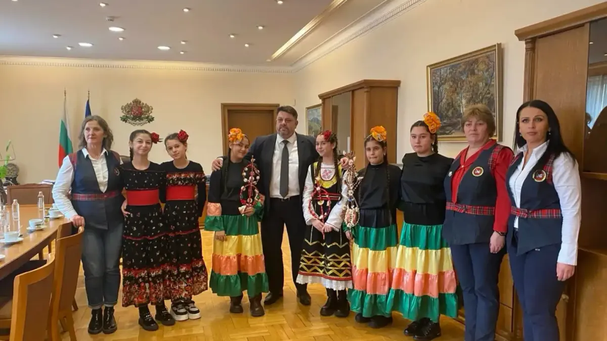 Заместник министър-председателят Атанас Зафиров посрещна в Министерския съвет деца от Самоков по повод Василица