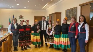 Заместник министър-председателят Атанас Зафиров посрещна в Министерския съвет деца от Самоков по повод Василица