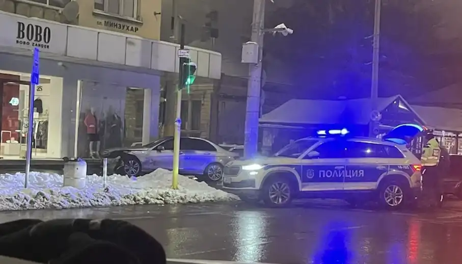 Мерцедес излетя на тротоара и едва не се заби във витрина в центъра на Русе
