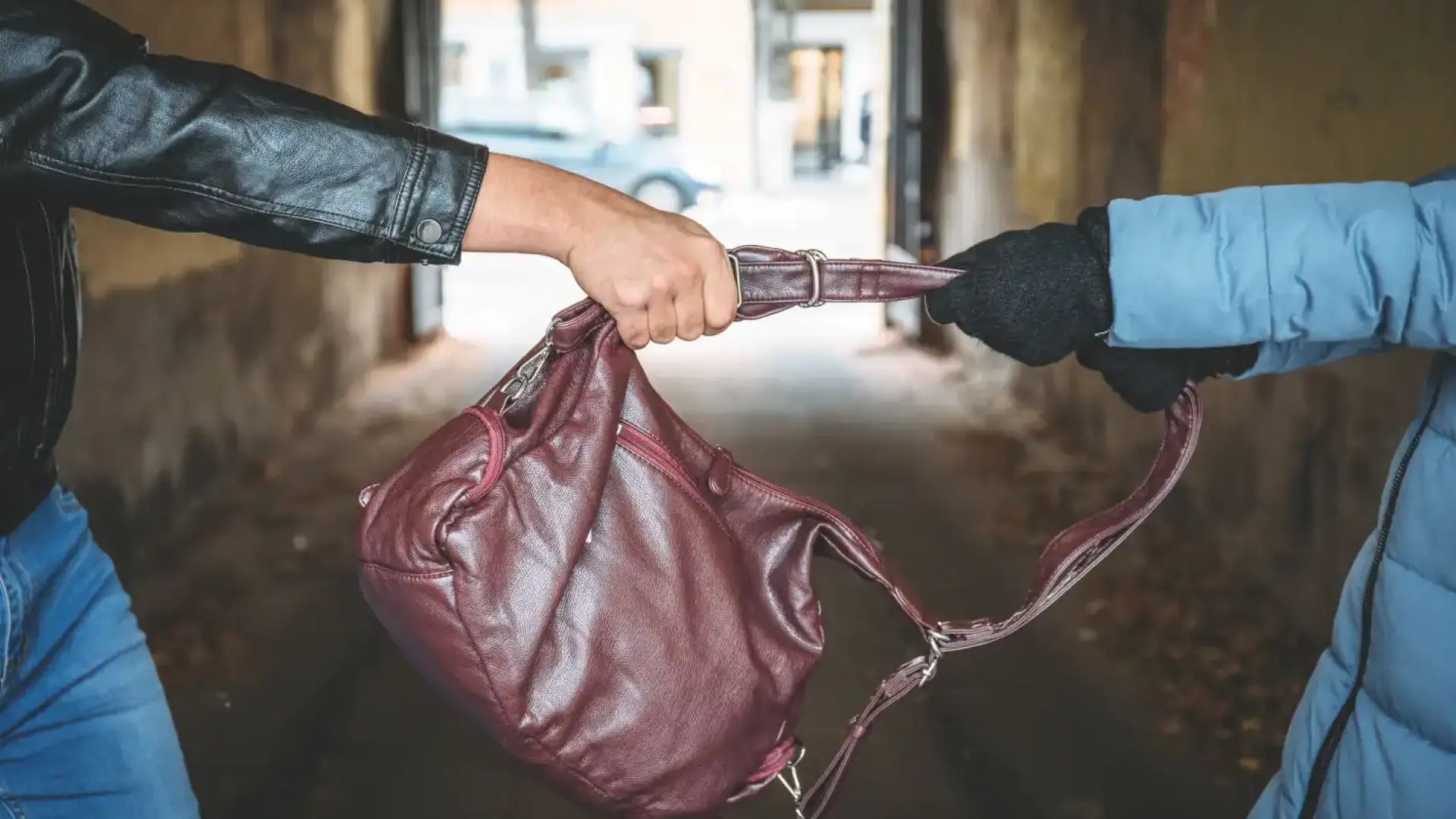 Набелязана: Издърпаха чантата на жена, след като изтеглила 25 хил. евро от банка в Кюстендил