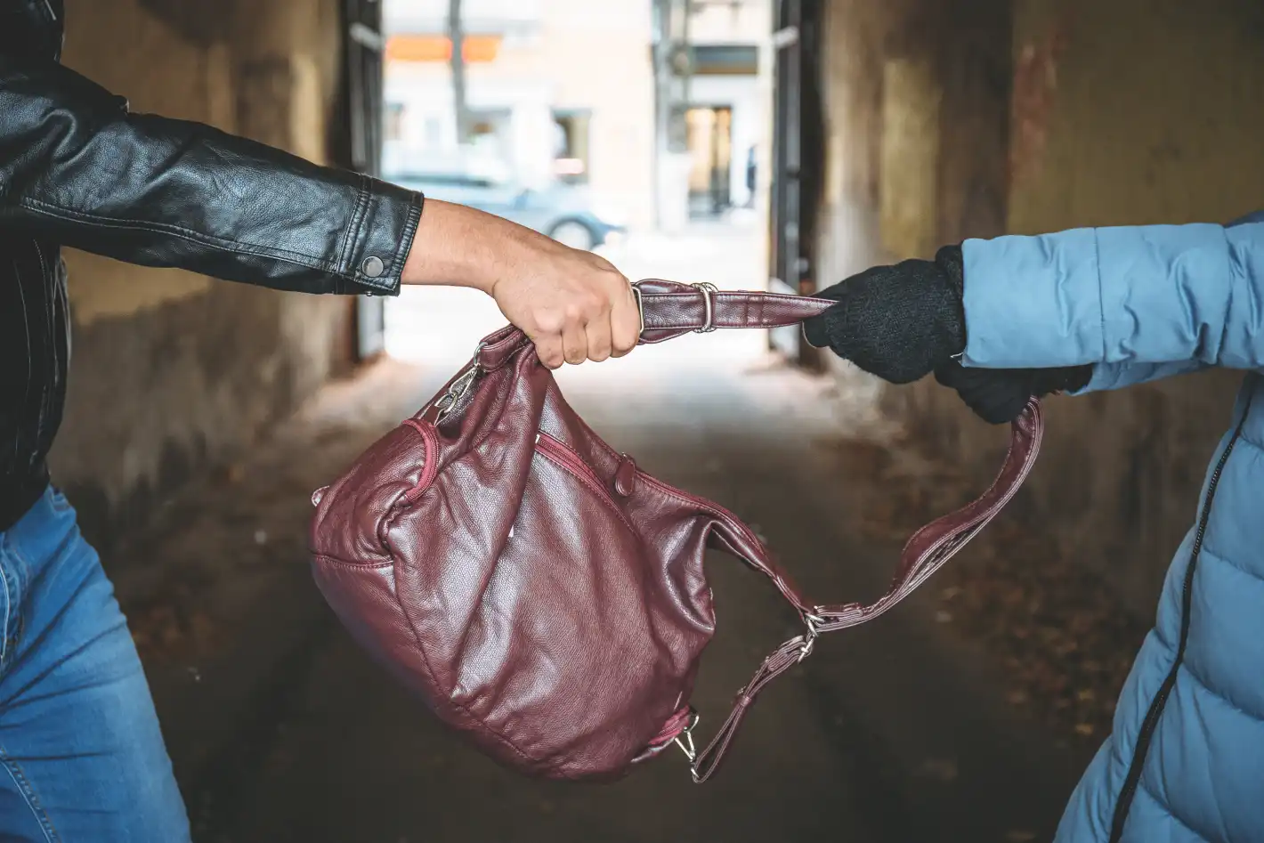 Набелязана: Издърпаха чантата на жена, след като изтеглила 25 хил. евро от банка в Кюстендил