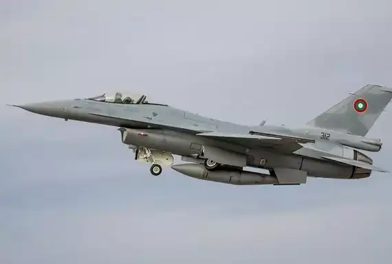 F-16 полетя!