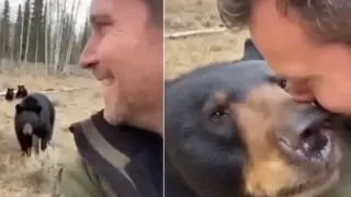 Ще ви стопли сърцето: Тази черна мечка не е забравила своя спасител