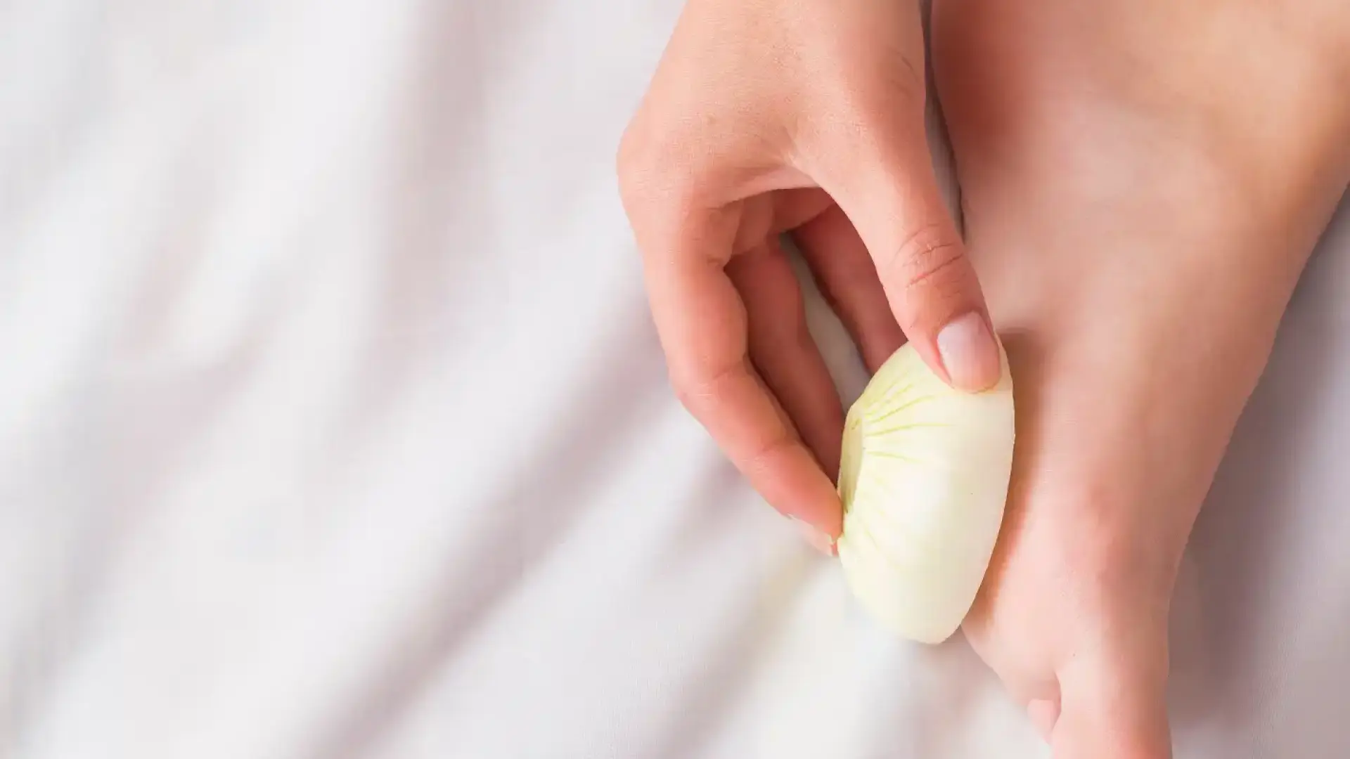 Слагате лук в чорапите, докато спите, при настинка или грип? Ето резултата