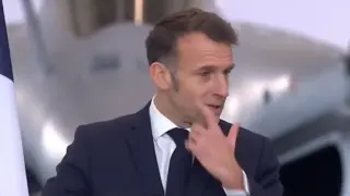 Макрон с бушон, сравни се с Роки