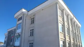 Гнусно: Похотлив директор на родно школо опипва ученички в заключен кабинет