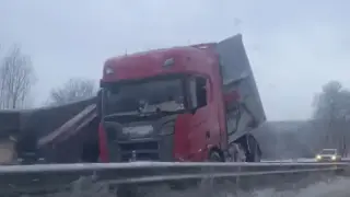 Меле с ТИР блокира  Е-79 Снимки