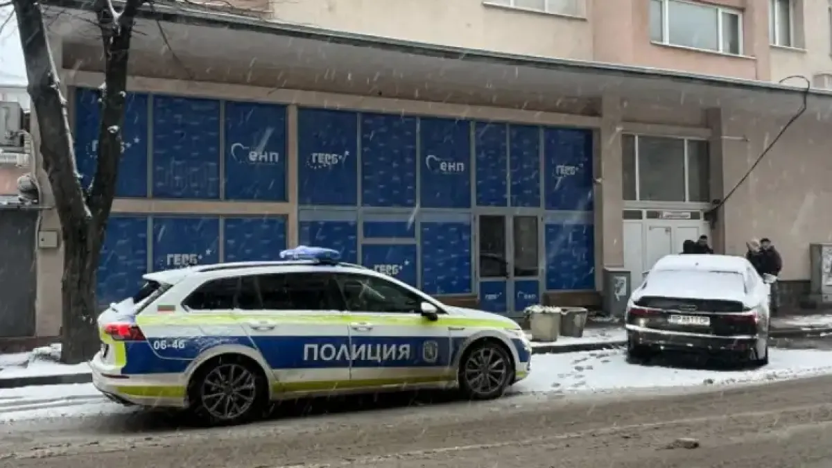 Инцидент с черно и страшно Ауди пред офиса на ГЕРБ във Враца Снимки