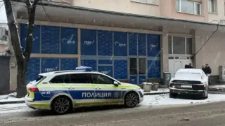 Инцидент с черно и страшно Ауди пред офиса на ГЕРБ във Враца Снимки