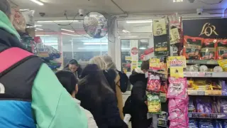 Българинът недоволства: Тъпчат закона - плащаме в евро, а рестото в лева Снимки