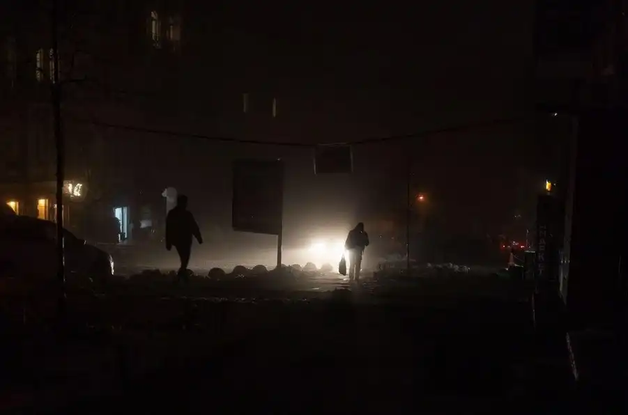 „Те искат да ни изтощят“: Буча при -20 °C и когато оцеляването зависи от един пистолет за горещ въздух