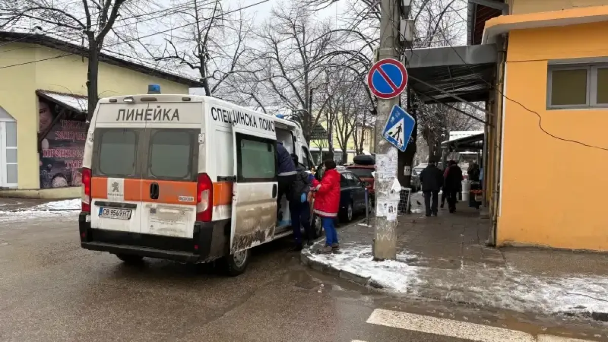 Извънредна ситуация на пазара във Враца, линейка хвърчи към мястото Снимки