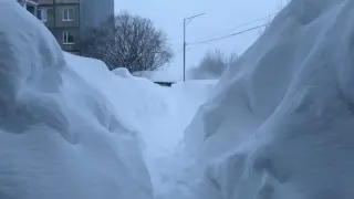 Невиждано! Сняг до четвъртия етаж, хиляди са блокирани, има и жертви