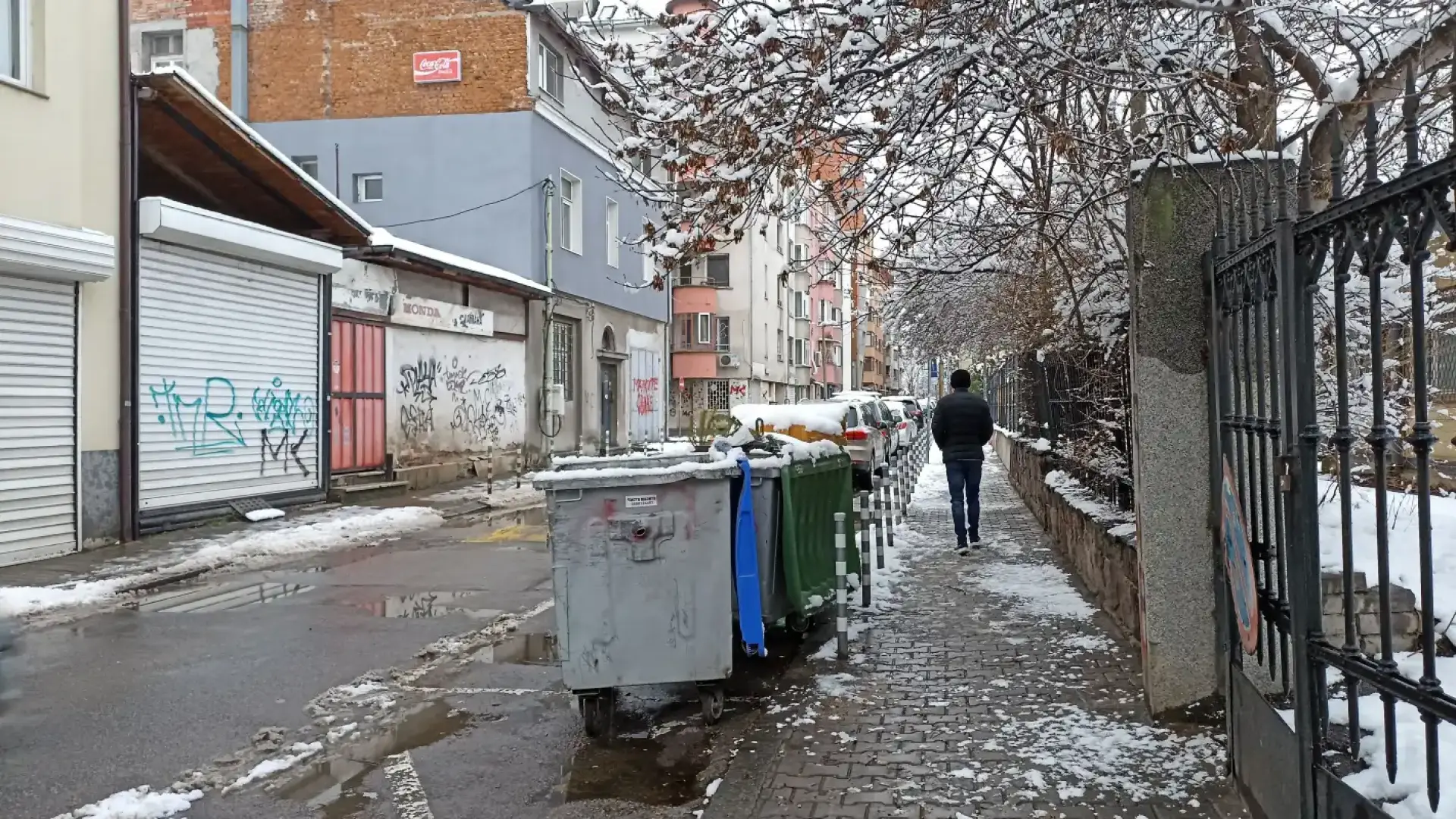 Български политик рови по кофите в центъра на София, а после му се случи чудо