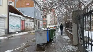 Български политик рови по кофите в центъра на София, а после му се случи чудо