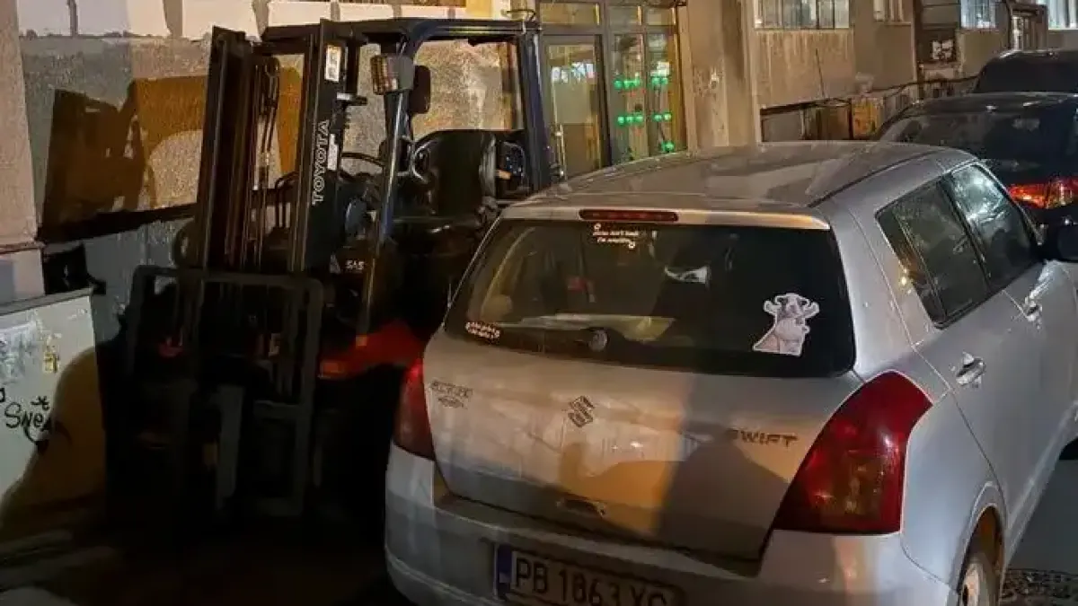 Пловдивчани гледат и не вярват на очите си, те такова возило на тротоара не бяха виждали