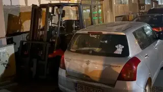 Пловдивчани гледат и не вярват на очите си, те такова возило на тротоара не бяха виждали