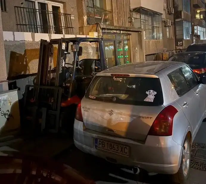 Пловдивчани гледат и не вярват на очите си, те такова возило на тротоара не бяха виждали