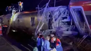 Трагедия: Много загинали и ранени след дерайлирането на два влака в Испания Снимки