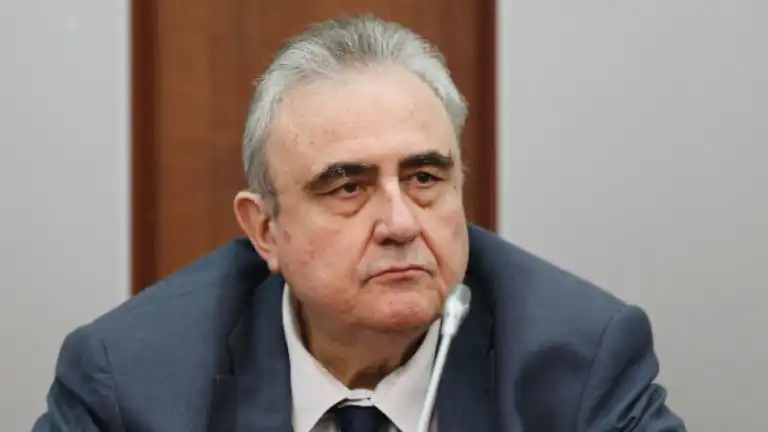 Огнян Минчев: Колебанието на Радев за изборите подкопава доверието в президентството