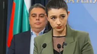 Момичето си отива: Асен Василев прокарва Сталински режим в Промяната, Лена е на дузпата