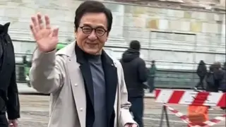 71-г. Джеки Чан направи фурор с появата си на модно ревю Снимки