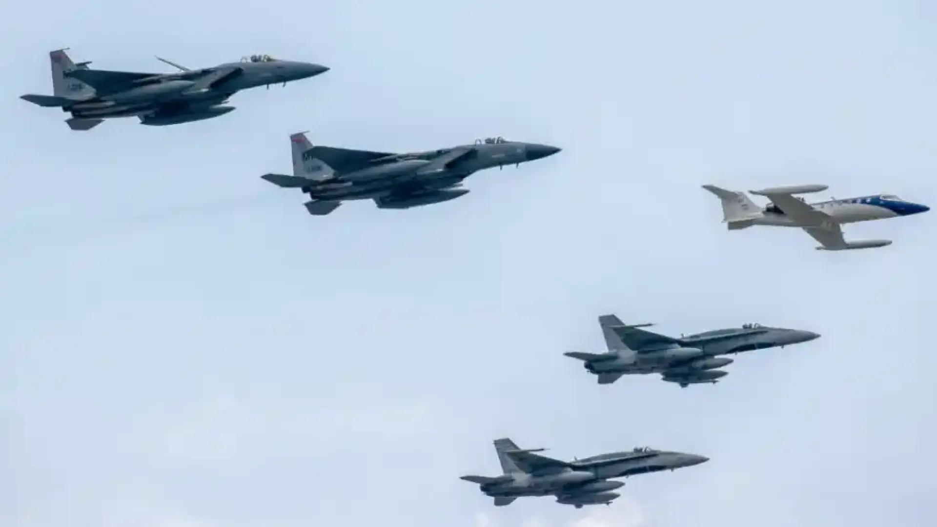 Американски военни самолети пристигат в Гренландия