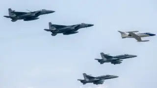 Американски военни самолети пристигат в Гренландия